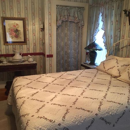 Raindrops On Roses Bed & Breakfast Herkimer Экстерьер фото