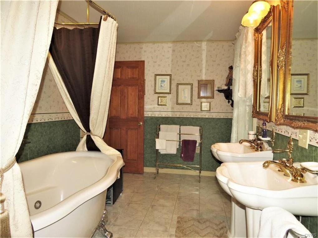 Raindrops On Roses Bed & Breakfast Herkimer Экстерьер фото