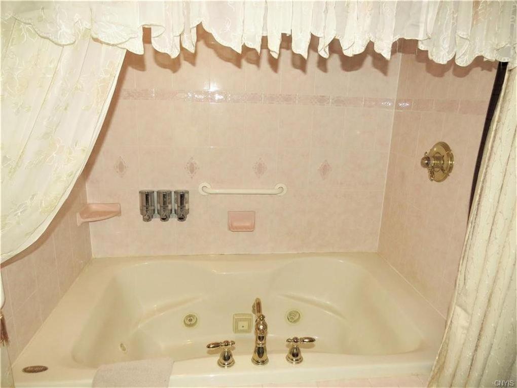Raindrops On Roses Bed & Breakfast Herkimer Экстерьер фото