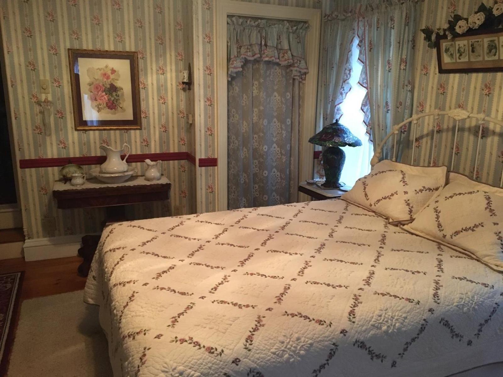 Raindrops On Roses Bed & Breakfast Herkimer Экстерьер фото